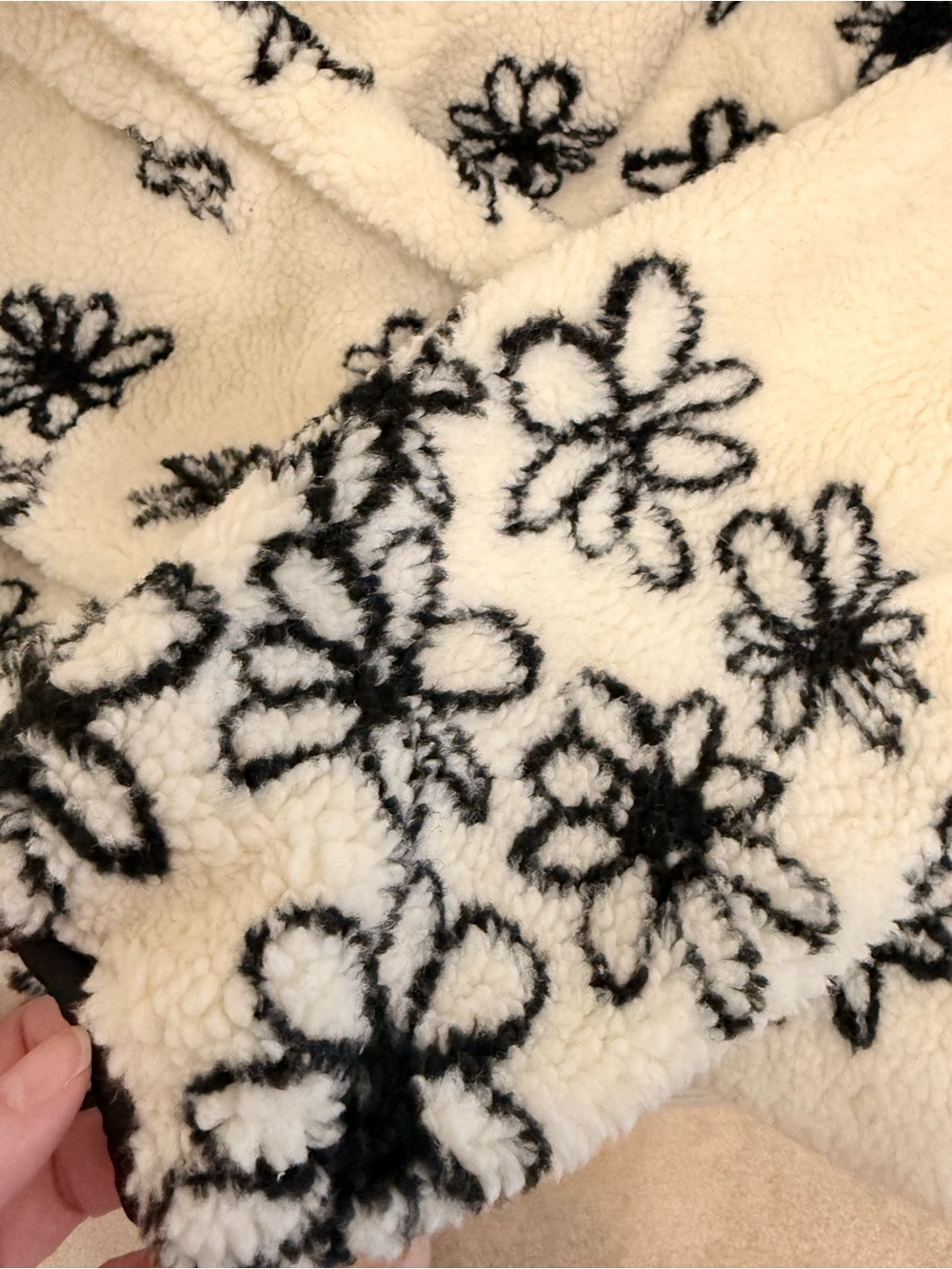 Parke Black & White Floral Sherpa Pullover - size L/XL - Picture 5 of 5
